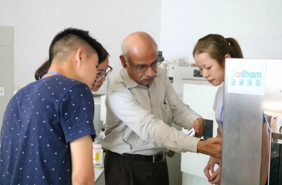 外國(guó)專(zhuān)家現(xiàn)場(chǎng)指導(dǎo)加快技術(shù)轉(zhuǎn)化步伐