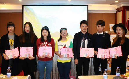 正航儀器7名獲得年度職工榮譽(yù)稱(chēng)號(hào)的員工合拍照片